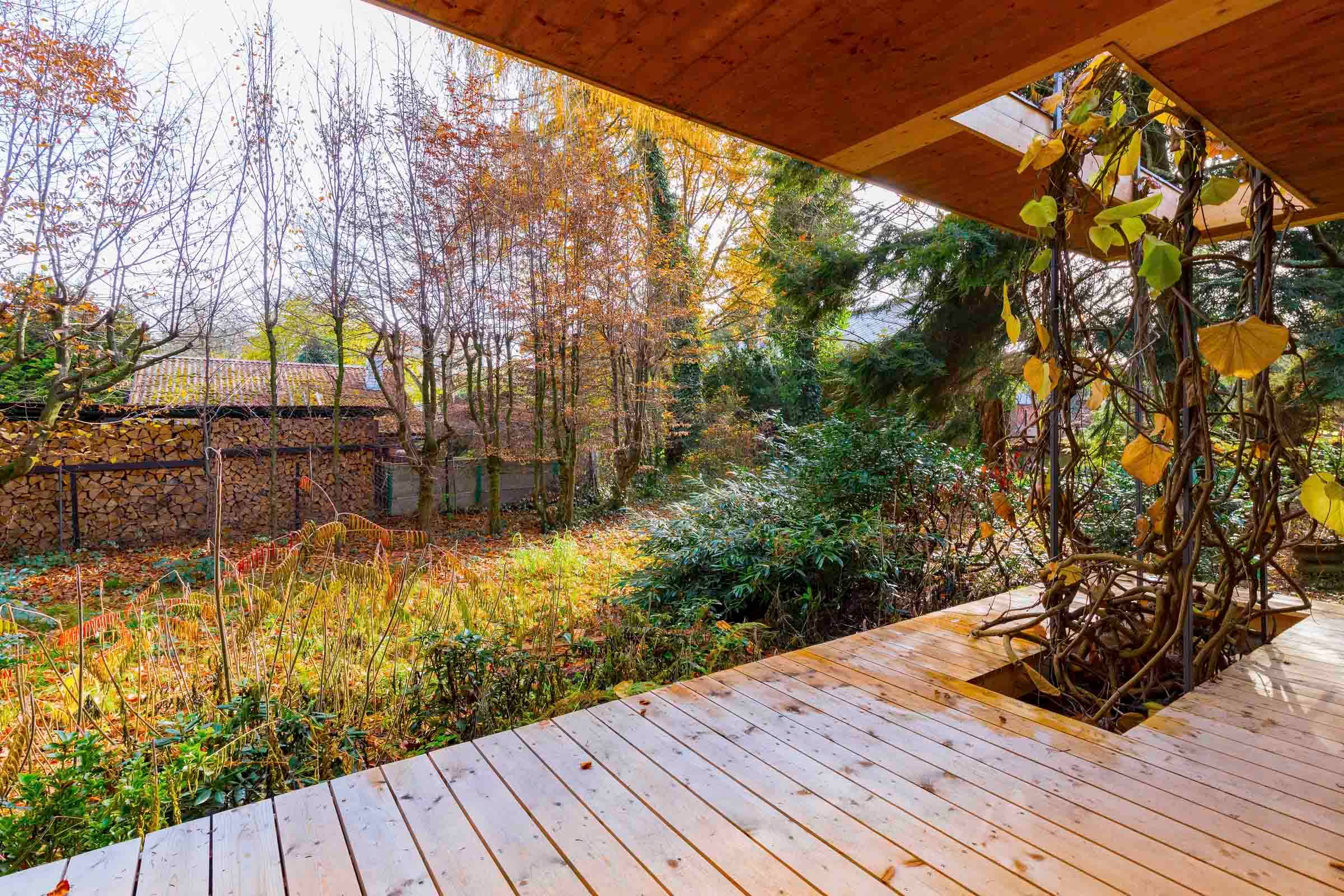 Land with cottage in Mukarov