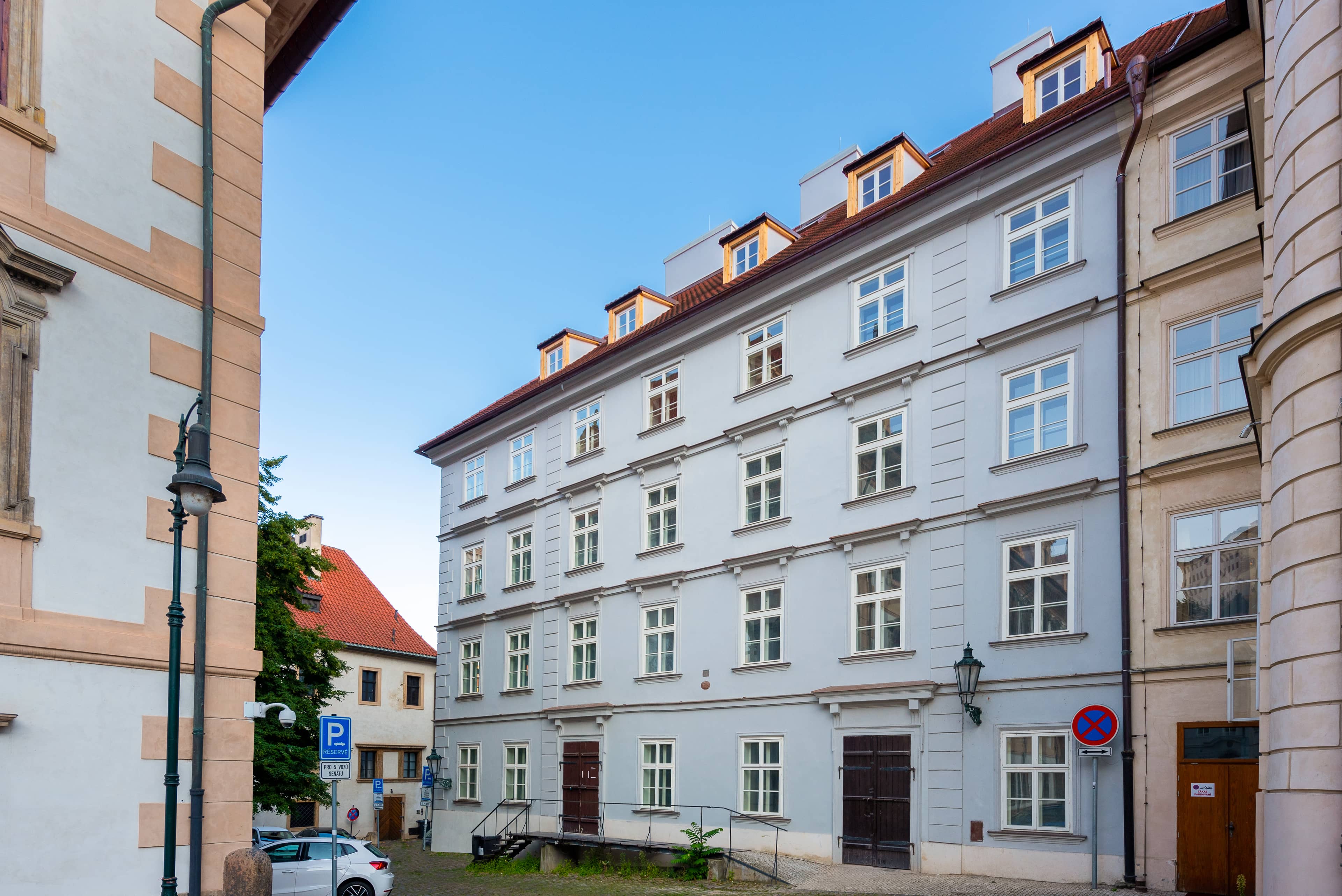 Valdštejnské náměstí VII